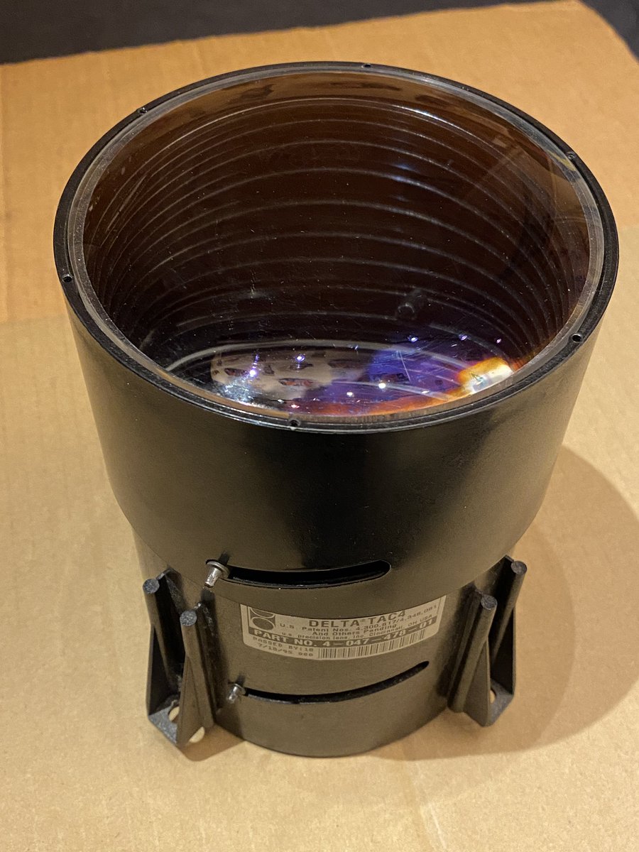 LE_F4GXS's tweet photo. Ça va être intéressant comme bricole ça, fabriquer des vidéoprojecteurs avec ses énormes objectifs de projection.
Ou bien, transformer un de ses objectifs pour faire un émetteur laser 😉
#video #videoprojecteur #videoprojector #emetteur #transmitter #laser #diy #homemade https://t.co/zHRNPePGFT