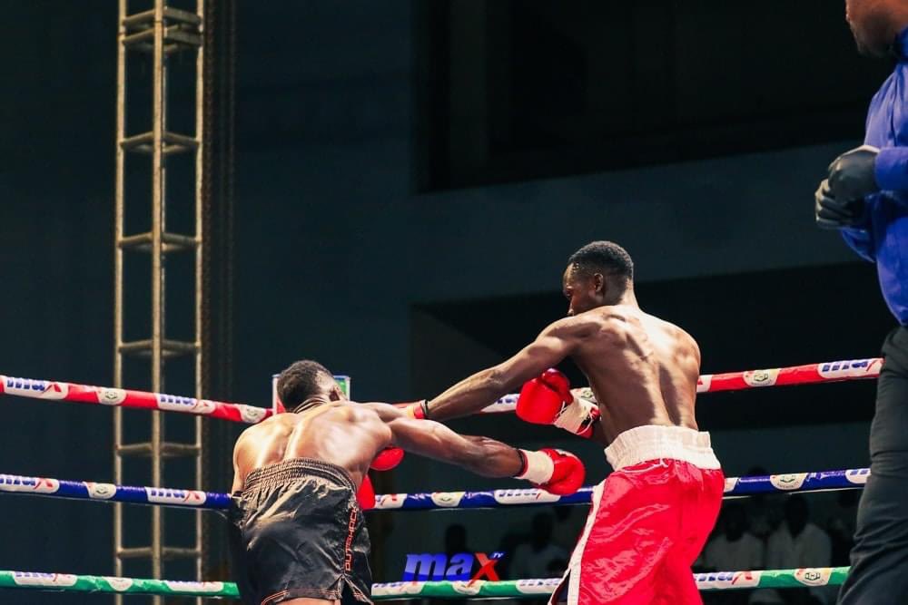 GhanaBoxing's tweet photo. Nigerian Joseph Chukwuemeka defeats Robert Nunoo in round 2 after 0:23sec in the Super feather weight contest.
#DeluxyProfessionalBoxingLeague
#GBA
#MaxTV
#FightNight13 https://t.co/D9dbY9TxER