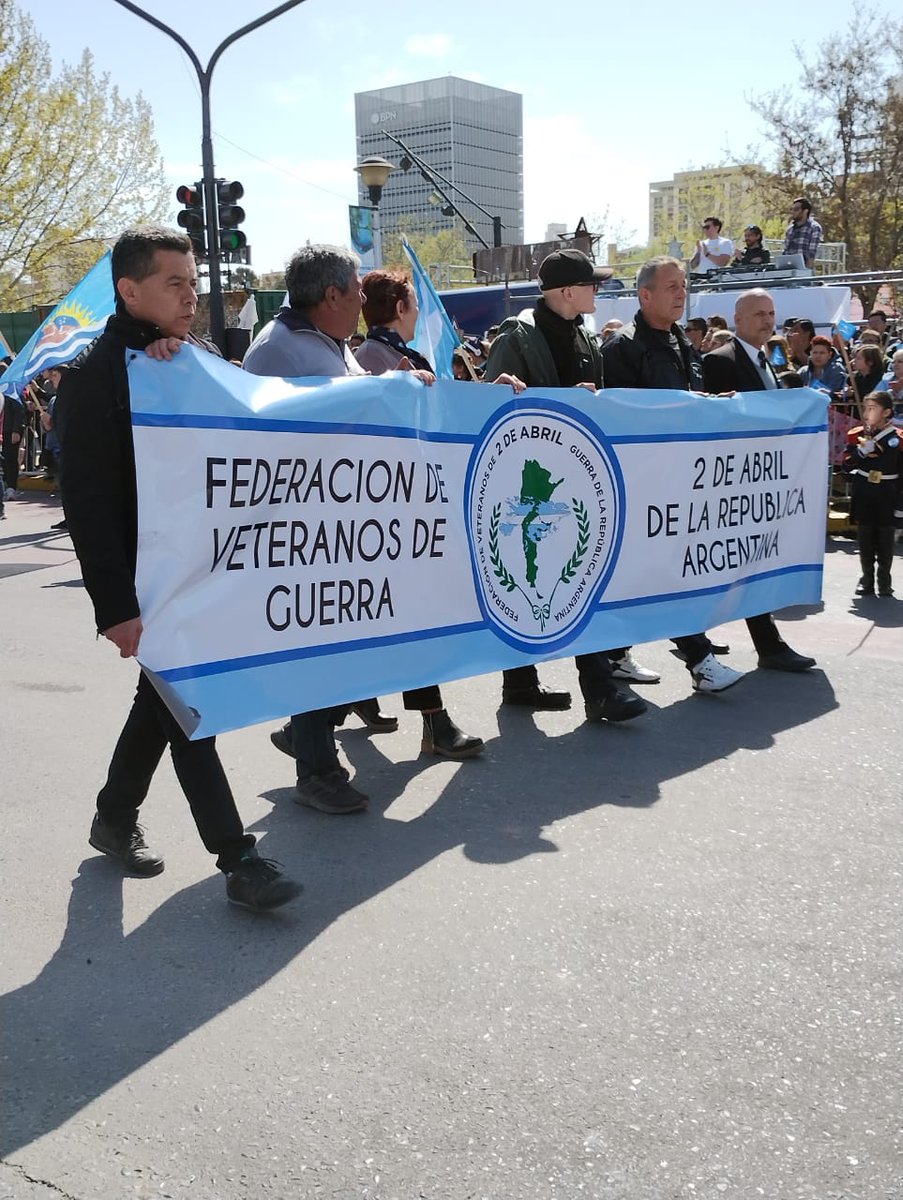 ConcejalesMPN's tweet photo. #Hoy acompañamos al Intendente @MarianoGaidoOk , el Gobernador @OmarGutierrezOk y al Vicegobernador @marcoskoopm en el Desfile Aniversario de Neuquén. https://t.co/5v0hDp0YtP