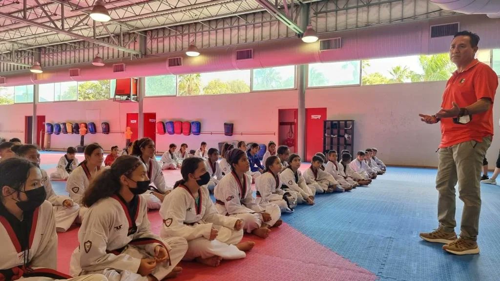 femextkdoficial's tweet photo. El presidente de la #FMTKD, Raymundo González, estuvo presente en el campamento que realiza el equipo infantil y cadete en el CARE Nuevo León.

Los taekwondoínes participarán en el Panamericano Infantil, y el Abierto G-2 cadetes, y que se realizarán en octubre en Colombia. https://t.co/42Z0vMNisA