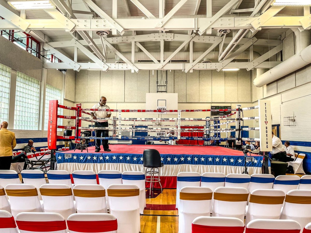 ScottyMBuck's tweet photo. I went to the @RealKronkGym today to see an event and bumped into a Galaxy Boxing stable mate @TarickSalmacii, World Champion Michael Moore, and boxing media friend @MonteroOnBoxing 

A nice event for the community, kids,and Kronk

#Detroit #DetroitBoxing #Friends #Kronk #Boxing https://t.co/us63Auqfg1