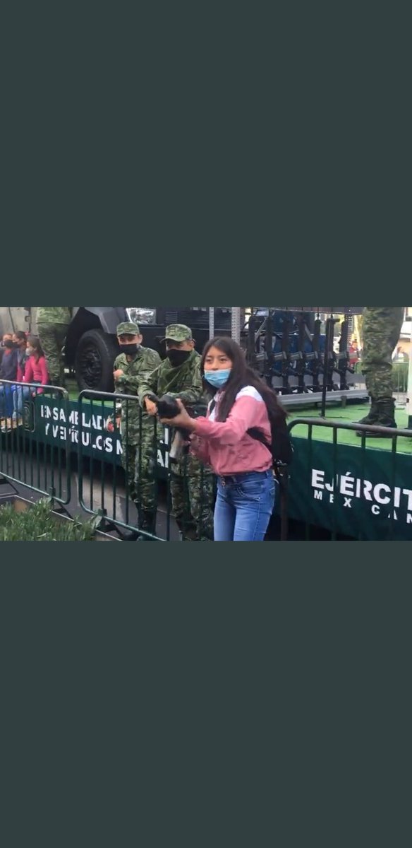 Rguez24980934's tweet photo. @jesus_solis Él militar..le dice a la chava de rosado... en el segundo 14:00 ¡noo jamás hagas esoo!    La chava...¿hacer que?   A  ¿esto? 😂😂 https://t.co/U5A6hSm2UY