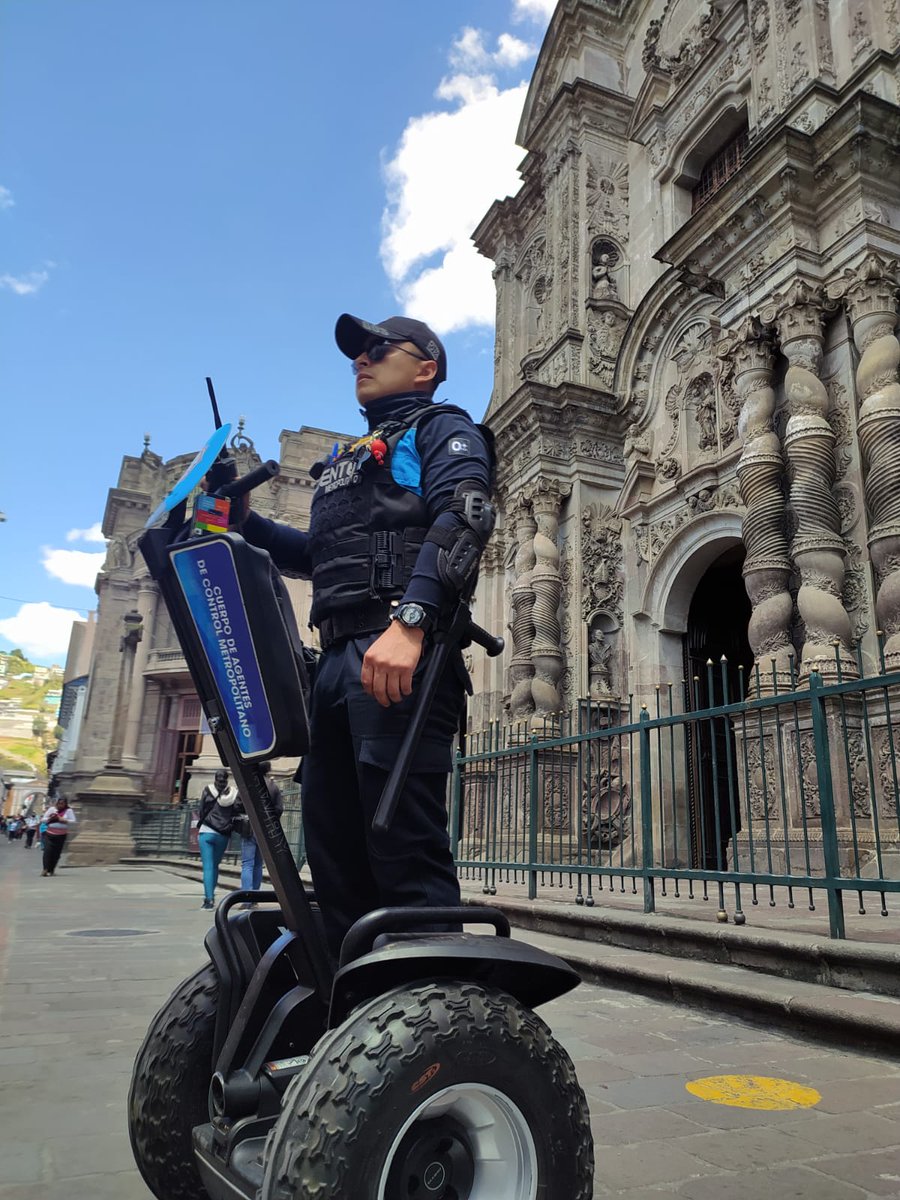 ambientequito's tweet photo. 🚩Esta semana instalamos los sensores portátiles de calidad del aire en patrullas eléctricas de Agentes de Control del Centro Histórico, en el marco de la Semana de la Movilidad. 🌿🌎
@agentesdequito
#QuitoParaVivir
#MovilidadSostenible https://t.co/tTUziTRNhQ