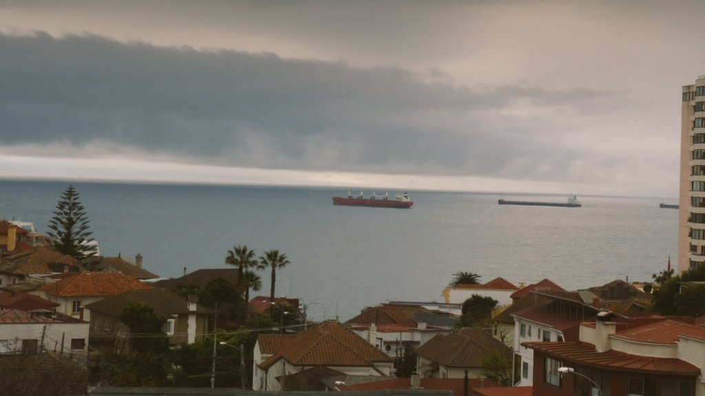 Off_Valpo's tweet photo. @edgardolazo @marcodebcn @NicoleLayana @MaryPosa7 @southern @Award @tzingane @Oriettaf @Marigen2008 @NickoMeteo @meteoredcl @RedMeteoA @twittcafechile @MarichiValeros2 @Stove @Ocean @SouthernHawk @recreo @Norte @andyandeschile @claualdu @EmilioRifo @davidurra7 @Huesoespin @vmartinezl @EspinosaMeteo @ELTIEMPOCHV @iMetGeo @alexismalll @ANTOFAGASTA @alitaoporto @evelynpilar15 @EnergiaValpo @Enap_Informa @folovap @asonave @TPS_Valparaiso @MondacaQuilpue @CaptAndres @EduardoTVT @Sepulinares @Caroinfante1 @BatistaFaz @vanessanoea @15lorena15 @apuelma @JLeytonMeteo @gmarconeweather otro atardecer con horario de verano en #Viña_del_Mar y restos de nubosidad #frontal débil; los biques de carga #Stove_Ocean 🇳🇴(NO) #Southern_Hawk 🇸🇬(SG) #Kypros_Spirit 🇨🇾(CY) @Great @Vista y #Pacific_Award 🇭🇰(HK) fondeados a la gira frente a #Recreo con sus proas hacia el #Sur https://t.co/lwAMFzgK3a