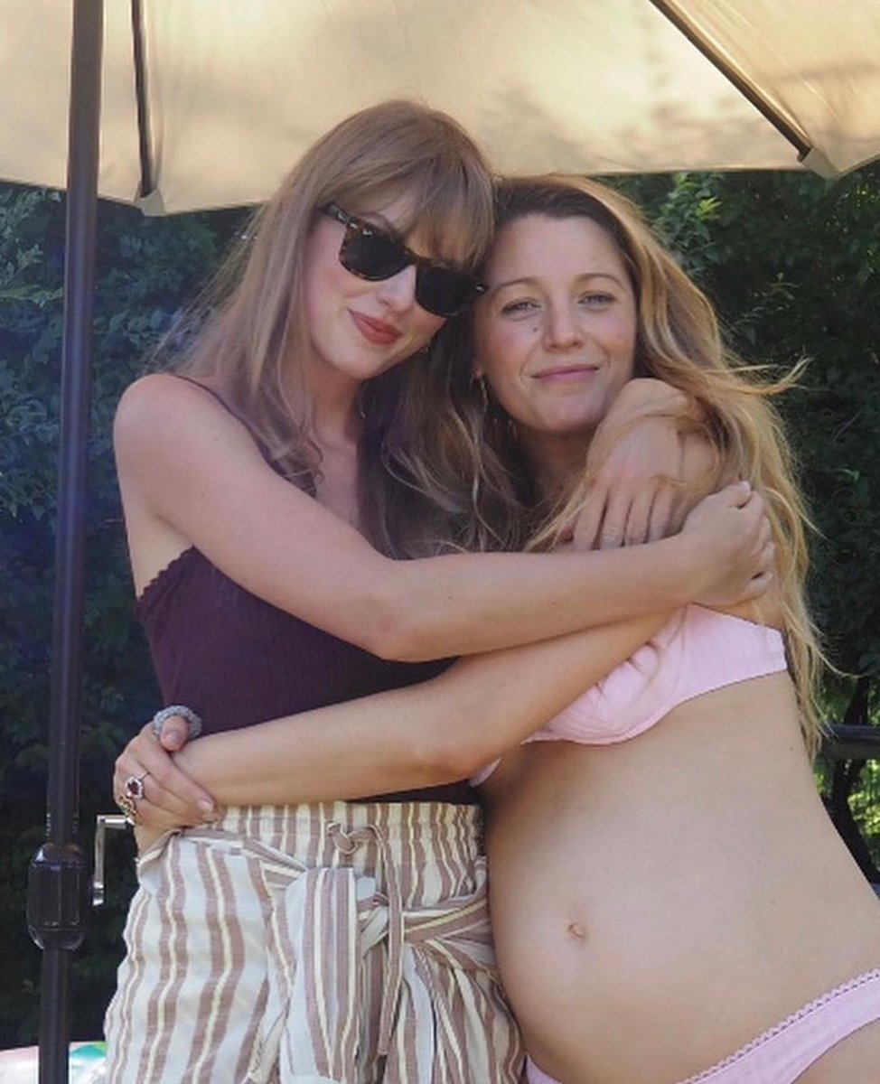 HugoGloss's tweet photo. Tem baby vindo aí! ❤️Neste sábado (17), Blake Lively publicou um compilado de fotos privadas, mostrando a barriguinha grávida de seu quarto filho com Ryan Reynolds. Entre as imagens, além do papai, a atriz apareceu abraçada com Taylor Swift. Ai meu coração! Lindas! + https://t.co/pWCnz8pM53