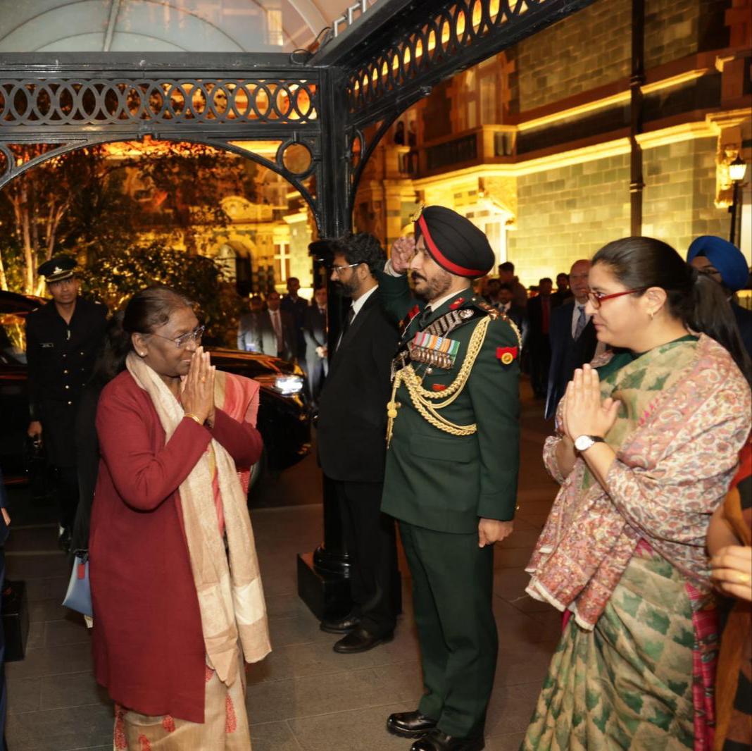 ANI's tweet photo. United Kingdom | President of India Droupadi Murmu arrived in London to attend the state funeral of Queen Elizabeth II

State Funeral of Queen Elizabeth II will take place at Westminster Abbey on September 19

(Pic Source: President's Twitter handle) https://t.co/yavFAwPEmq