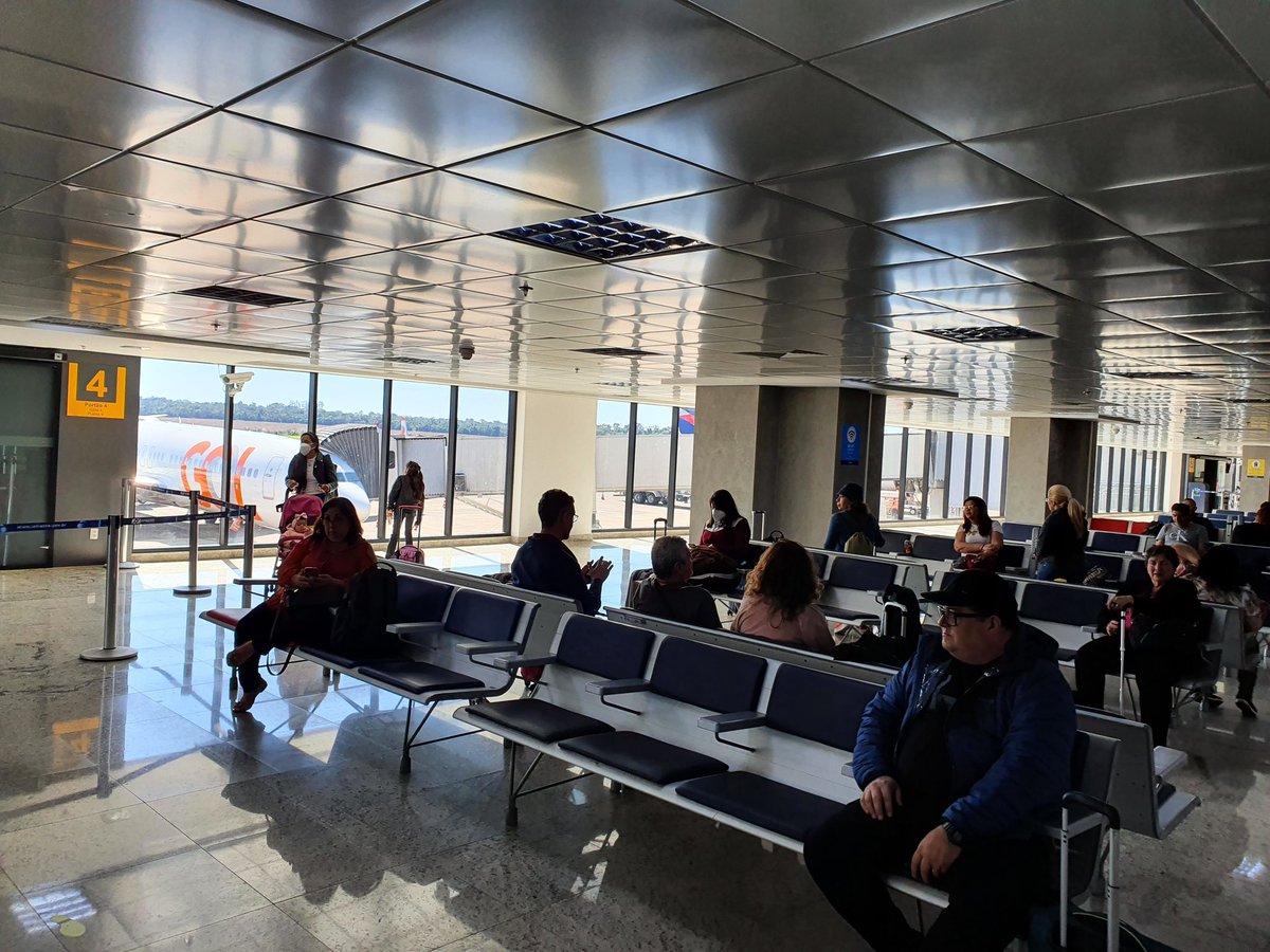 victoraulb's tweet photo. Aeropuerto de Foz. 

Más de 2 mill de turistas año. 

Ni 1 puesto de la Secretaría de Turismo de Py para invitar a conocer CDE + Ruinas Jesuiticas + Itaipú + Etc. 

Monalisa viene haciendo más que el Estado pyo desde hace décadas p/atraer gente al Py.

Hilo de esfuerzos privados. https://t.co/3mkkr26Oaq