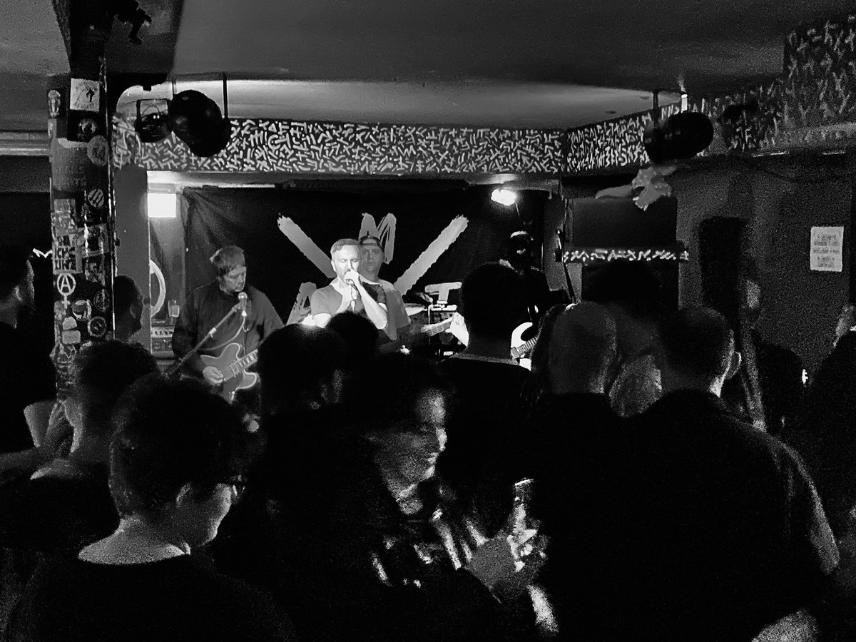 makethatatake's tweet photo. Two shows in one night ye say?

Nae Bohr Ged!

HUGE THANKS to @jutecityhc, all the #bands &amp; #artists for their first performances, the MTAT crew, awbody and go came out &amp; the @radapplesdundee posse

📸 

#BedOfWasps
#kniveschaufanclub
@jameslianduu
@emeraldsunday1

✊

#dundee https://t.co/uTEa6GdHmH