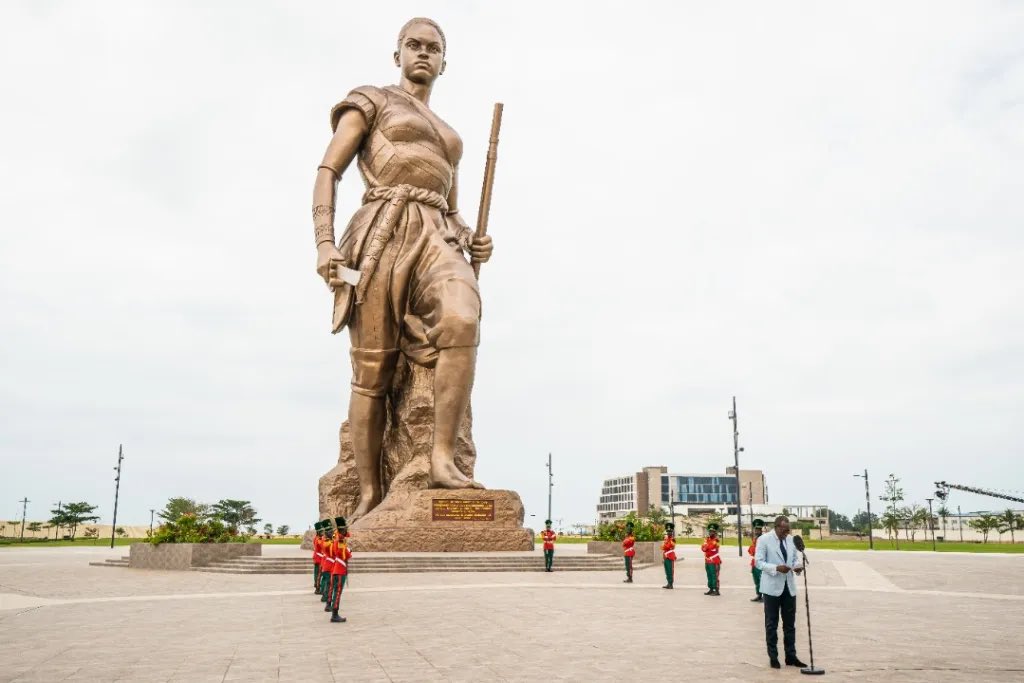 C'est devenu une constante aujourd'hui à Cotonou.
Chacun a sa photo à la Présidence et sa photo avec la statue de l'amazone 😅🙊🏃