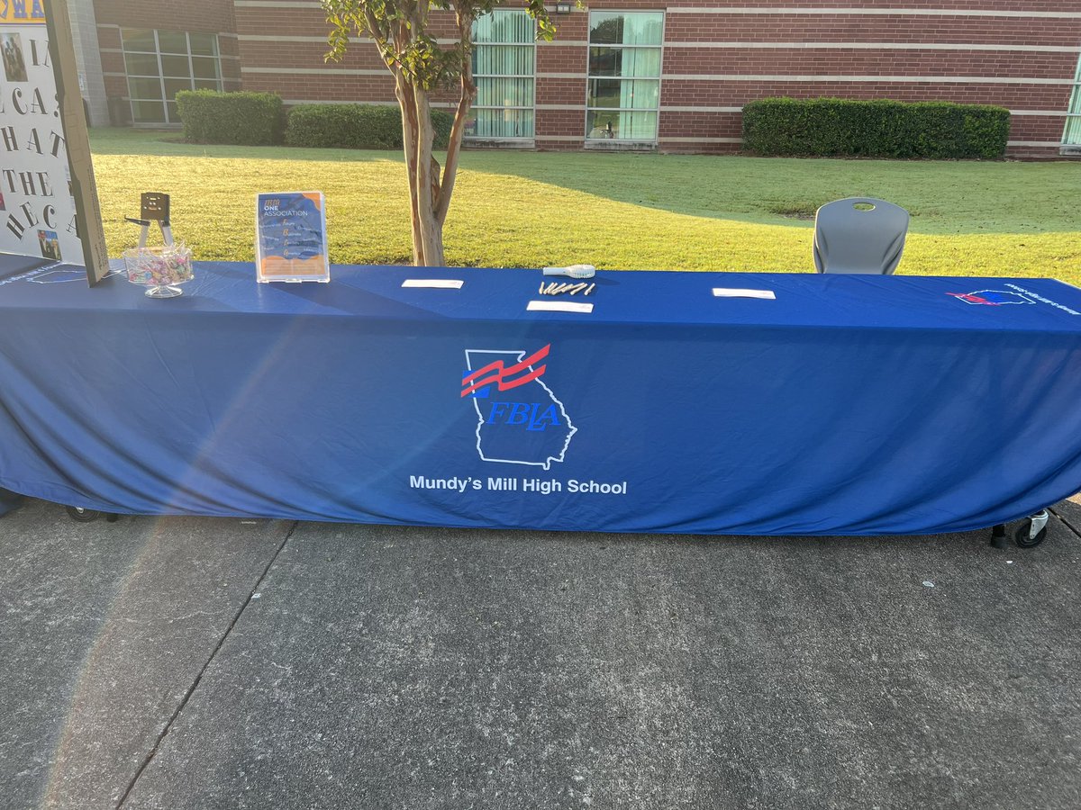 FBLAMMHS's tweet photo. #Homecoming2022 
FBLA table at community day and Miss. FBLA. 
We are so excited that several students showed interest in FBLA today. https://t.co/qbrV5TlFCR