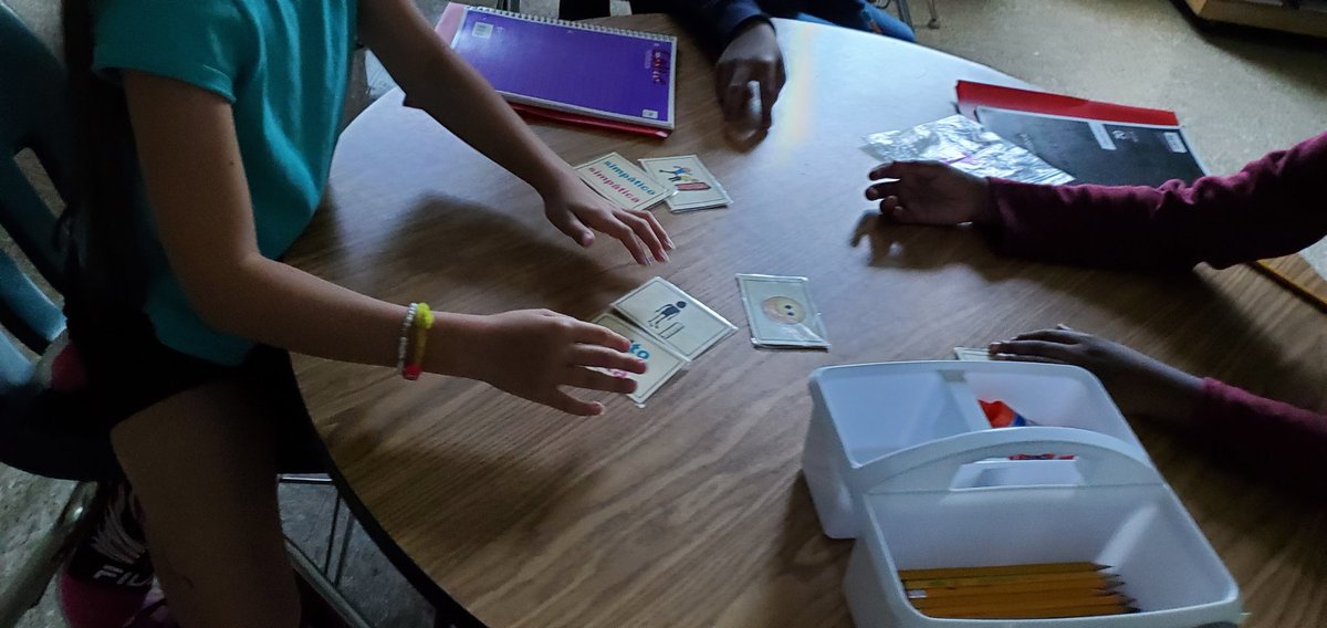 SraChupnick's tweet photo. Ms. Lee's & @MsRFriedmanTCS's Gr5 classes @ChatsworthSch played a game reviewing self descriptions in Spanish w/ external & internal traits: ELA connections! @BcpsPassport #TodosAdelante @BCPS_Sup @bcpstv #MarylandSealOfBiliteracy #CrossCurricularLessons #CollegeAndCareerReady https://t.co/5mr1LZzi44