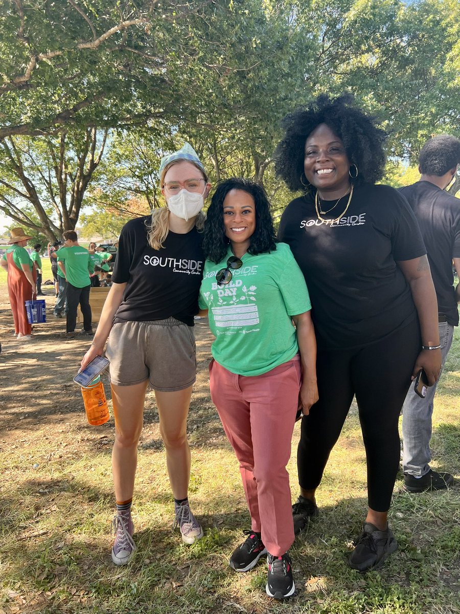 NicoleCollier95's tweet photo. Great time with Patrice Jones this morning at an event hosted by the Southside Community Garden and Blue Zones Project in the Morningside area of Fort Worth. 100+ volunteers showed up to help build gardens that will improve access to fresh produce. https://t.co/045tUiIXfp