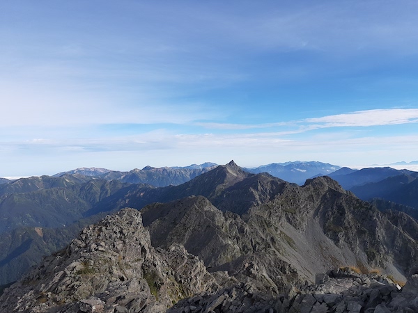 SnufkinJapanes1's tweet photo. The last mountain is Mt. Hotakadake.
Final summit of 3190m altitude.
I finished the 100 mountains with original T-shirt of Mt. Akaishidake lodge
ちっちゃな山小屋の夏(赤石岳避難小屋)
@chieko3121
#Vanllife and wandering the best 100 #mountains in #Japan 96th day. 
100/100 mountains https://t.co/7DbHXPhz4u