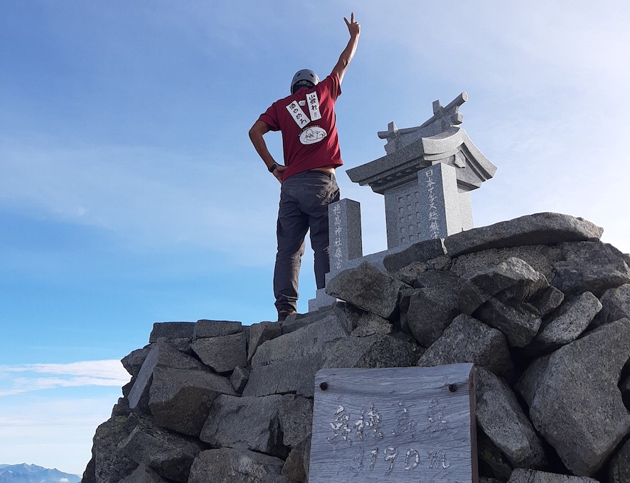 SnufkinJapanes1's tweet photo. The last mountain is Mt. Hotakadake.
Final summit of 3190m altitude.
I finished the 100 mountains with original T-shirt of Mt. Akaishidake lodge
ちっちゃな山小屋の夏(赤石岳避難小屋)
@chieko3121
#Vanllife and wandering the best 100 #mountains in #Japan 96th day. 
100/100 mountains https://t.co/7DbHXPhz4u