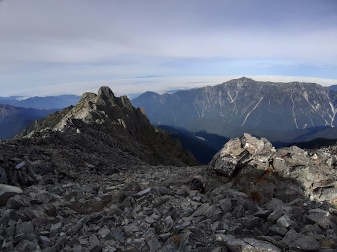 SnufkinJapanes1's tweet photo. The last mountain is Mt. Hotakadake.
Final summit of 3190m altitude.
I finished the 100 mountains with original T-shirt of Mt. Akaishidake lodge
ちっちゃな山小屋の夏(赤石岳避難小屋)
@chieko3121
#Vanllife and wandering the best 100 #mountains in #Japan 96th day. 
100/100 mountains https://t.co/7DbHXPhz4u