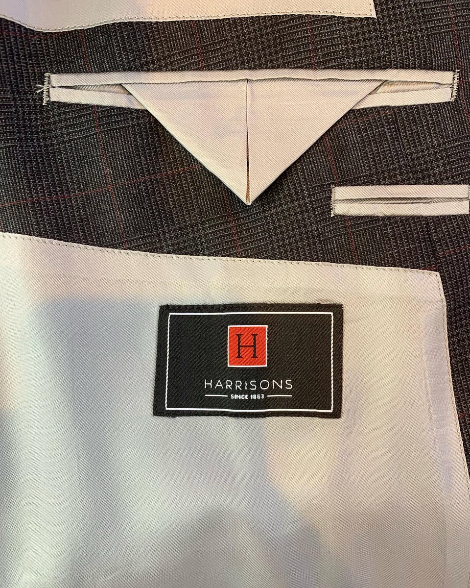 tailorsuzuki's tweet image. ハリソンズ・フロンティア
チャコールのグレンチェックに赤のオーバーペーン柄が印象的なスーツ仕立て上りました
英国らしいしっかりとした打ち込みと強い張りや腰が特徴でジャケット使いもできそうですね #ハリソンズオブエジンバラ #ハリソンズ #harrisonsofedinburgh #オーダースーツ #tailorsuzuki