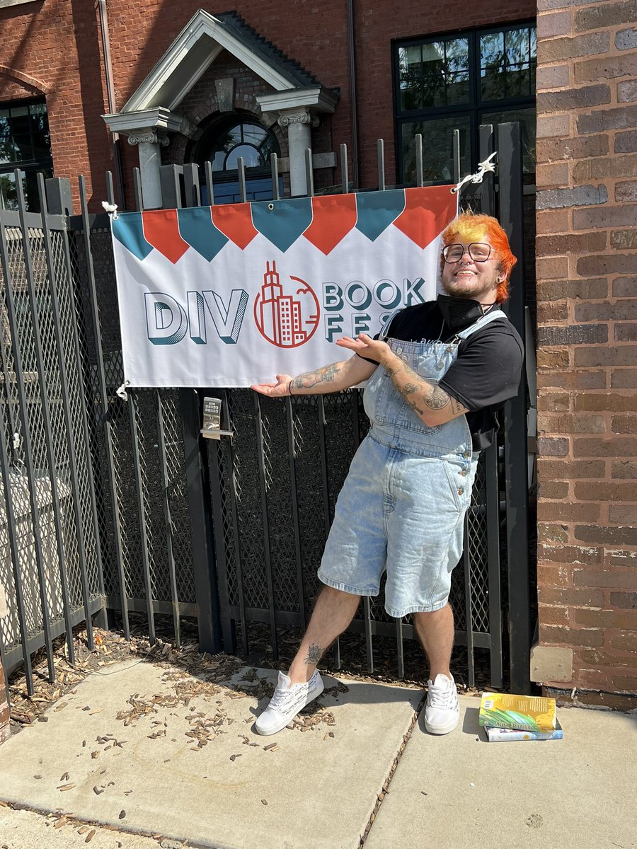 immortalgayys's tweet photo. I have to give the biggest shout out to everyone behind @DivBookFest! This has been the greatest book event I’ve ever been to, it was so well organized and obviously done with so much care and love! I can not praise this event enough truly!! #DivBookFest https://t.co/STSDgiF1MT