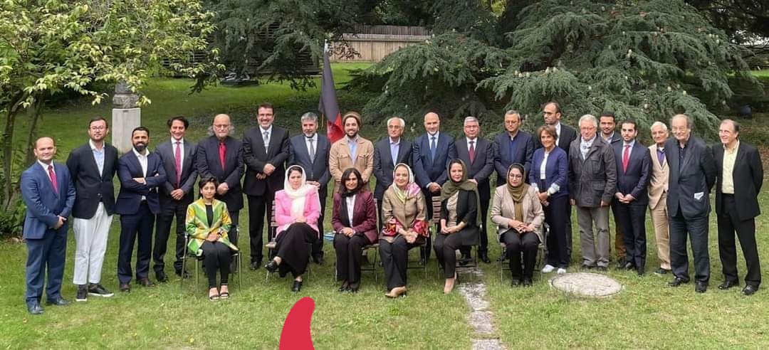 چې دا دکوم افغانستان او کومو افغانانو استازي دي او دوی ولی نه شرمیزی.
دا غله نور ده افغانستان پو ولس او پو سياست کی نور ځای نلري .
دا ده امریکا غلامان او ده همسایه ملکونو جاسوسان. افغان اولس پو يو بل جنګ کي مشغول ساتل غواړي 
دوی تل  رازلت  کړی  دی افغانستان ولس سره