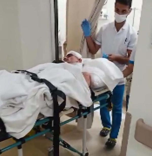 medyapollscom's tweet photo. BAĞCILAR'da müşterinin 'boş taksi fişi' isteğini reddeden taksici, falçata ile saldırıya uğradı. Saldırgan olay yerinden kaçarken, aldığı falçata darbesi ile boğazında ve başında kesikler oluşan Recep Acar, yoğun bakım servisinde https://t.co/51C3rmt4Tb https://t.co/RFRytsgrzs