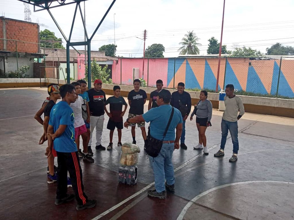MrtGirardot's tweet photo. Nuestra #JuventudRebelde realizó encuentro deportivo de Basquetbol en la Parroquia Juaquin Crespo en la cancha 12 de Febrero, en el Año de la Cultura y el Deporte con  gran alegría y amor seguimos incentivando a los chamos a su desarrollo. https://t.co/cq8p05mCPI