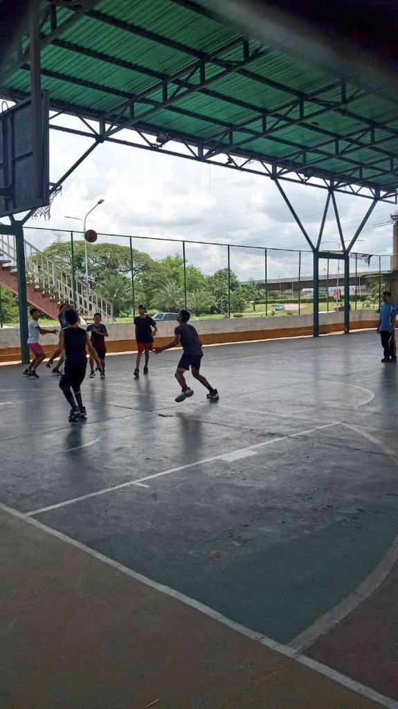 MrtGirardot's tweet photo. Nuestra #JuventudRebelde realizó encuentro deportivo de Basquetbol en la Parroquia Juaquin Crespo en la cancha 12 de Febrero, en el Año de la Cultura y el Deporte con  gran alegría y amor seguimos incentivando a los chamos a su desarrollo. https://t.co/cq8p05mCPI