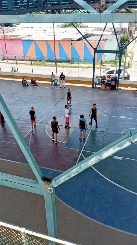 MrtGirardot's tweet photo. Nuestra #JuventudRebelde realizó encuentro deportivo de Basquetbol en la Parroquia Juaquin Crespo en la cancha 12 de Febrero, en el Año de la Cultura y el Deporte con  gran alegría y amor seguimos incentivando a los chamos a su desarrollo. https://t.co/cq8p05mCPI