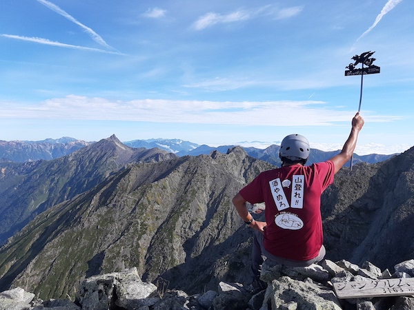 SnufkinJapanes1's tweet photo. The last mountain is Mt. Hotakadake.
At the summit of Gendarme.
It was one of the most difficult hiking course in Japan between Mt. Hotakadake and Gendarme.
#Vanllife and wandering the best 100 #mountains in #Japan 96th day. 
100/100 mountains. https://t.co/xkSa39qsf2