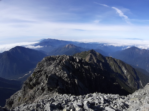 SnufkinJapanes1's tweet photo. The last mountain is Mt. Hotakadake.
At the summit of Gendarme.
It was one of the most difficult hiking course in Japan between Mt. Hotakadake and Gendarme.
#Vanllife and wandering the best 100 #mountains in #Japan 96th day. 
100/100 mountains. https://t.co/xkSa39qsf2