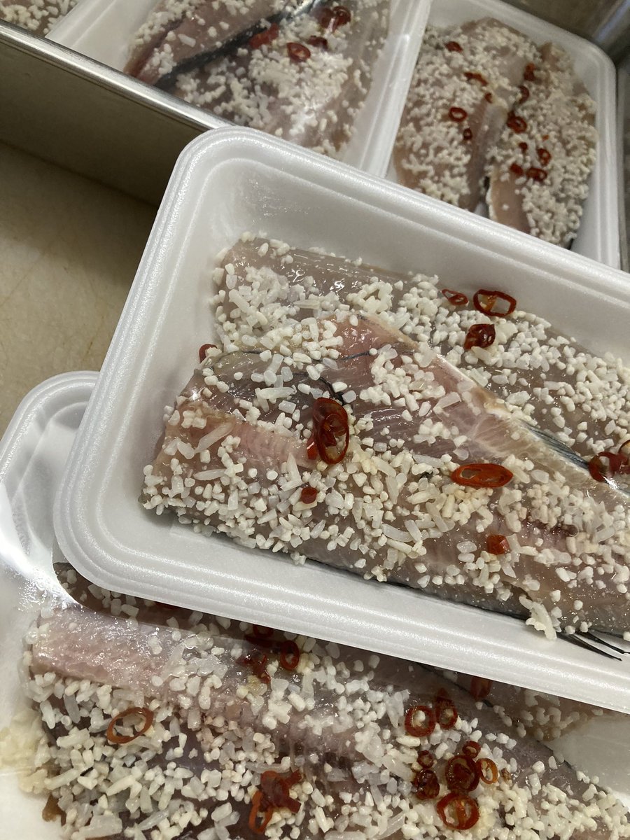 NH_business's tweet photo. 本日は大切りワラサや脂ののったホッケ三五八漬出品予定です！

他にも鯛のお刺身、汁用や脂

出来たてのホッケのみりん干しも今からパック詰めして出品します。

どうぞ気が向いたらお試し下さいませ😊

#道の駅ふたつい
#産直ぶりこ https://t.co/ZeNyTTRrBj