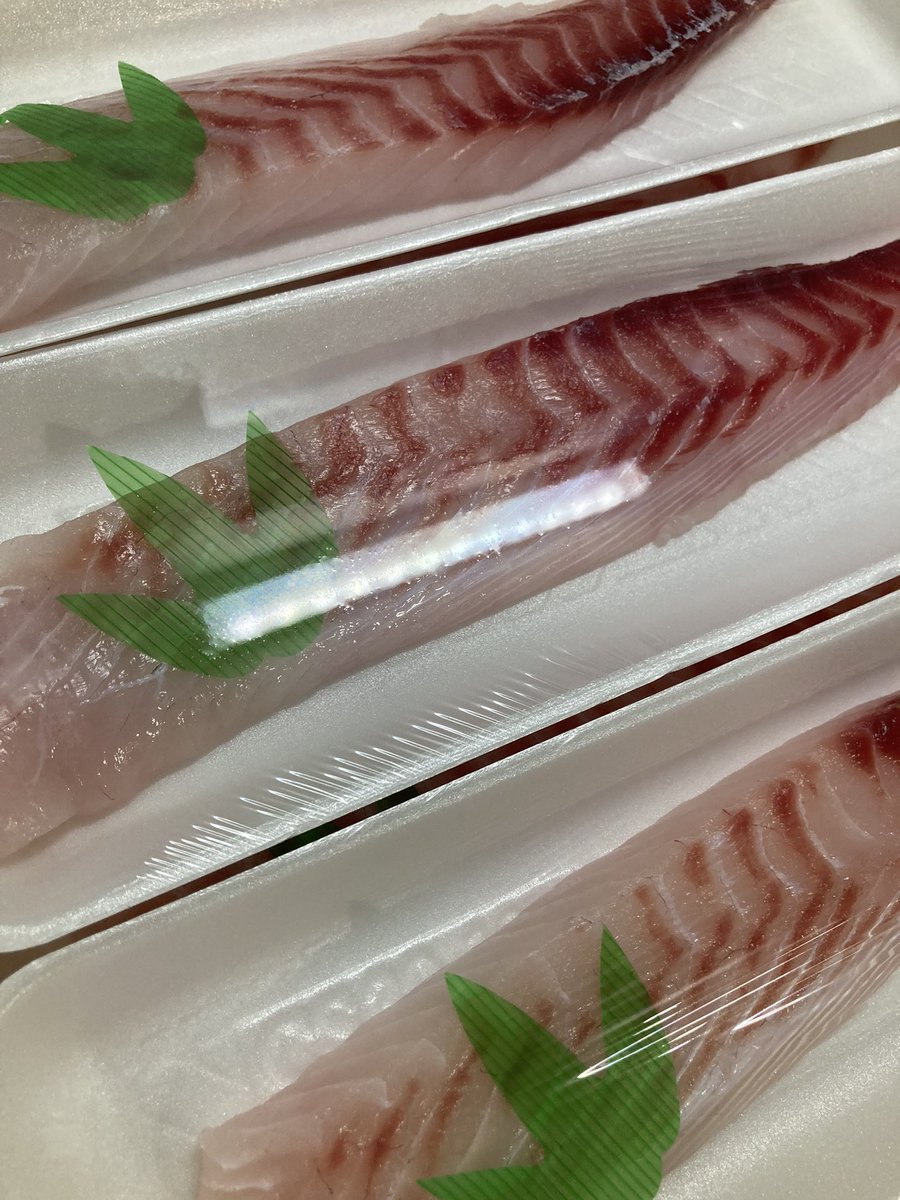 NH_business's tweet photo. 本日は大切りワラサや脂ののったホッケ三五八漬出品予定です！

他にも鯛のお刺身、汁用や脂

出来たてのホッケのみりん干しも今からパック詰めして出品します。

どうぞ気が向いたらお試し下さいませ😊

#道の駅ふたつい
#産直ぶりこ https://t.co/ZeNyTTRrBj