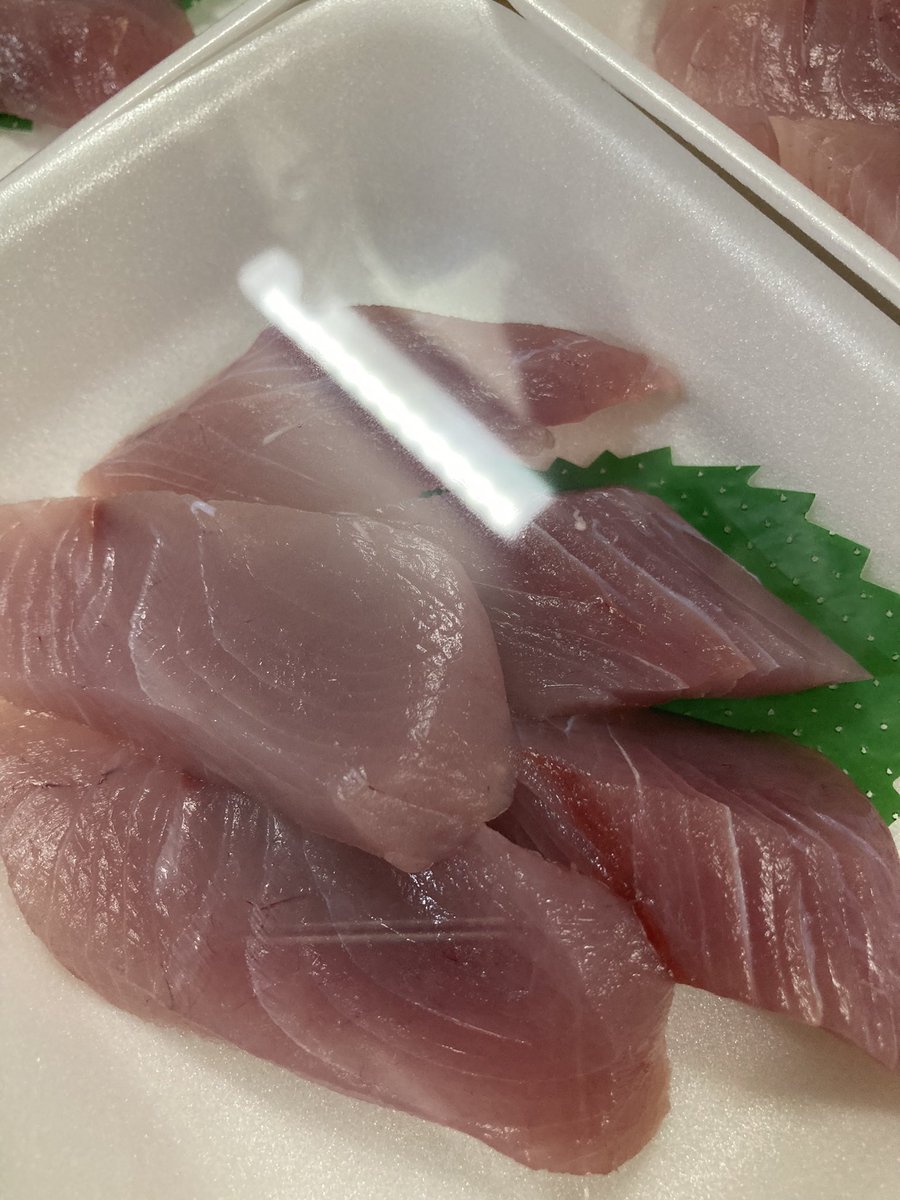NH_business's tweet photo. 本日は大切りワラサや脂ののったホッケ三五八漬出品予定です！

他にも鯛のお刺身、汁用や脂

出来たてのホッケのみりん干しも今からパック詰めして出品します。

どうぞ気が向いたらお試し下さいませ😊

#道の駅ふたつい
#産直ぶりこ https://t.co/ZeNyTTRrBj