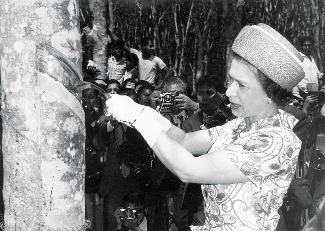 PassiveMiner_89's tweet photo. @RoyalFamily During one of her visit to Malaysia..She will be remembered as a loving and caring queen...rest in peace your majesty. https://t.co/XirYgxtx0l
