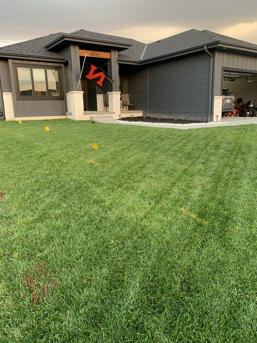 Austen_Bryan's tweet photo. @KegsnEggs 

Depressed Nebraska here with a Saturday evening 2 for 1.  

How many beers?

Twilight mow #respect https://t.co/wRQsBWAt4W