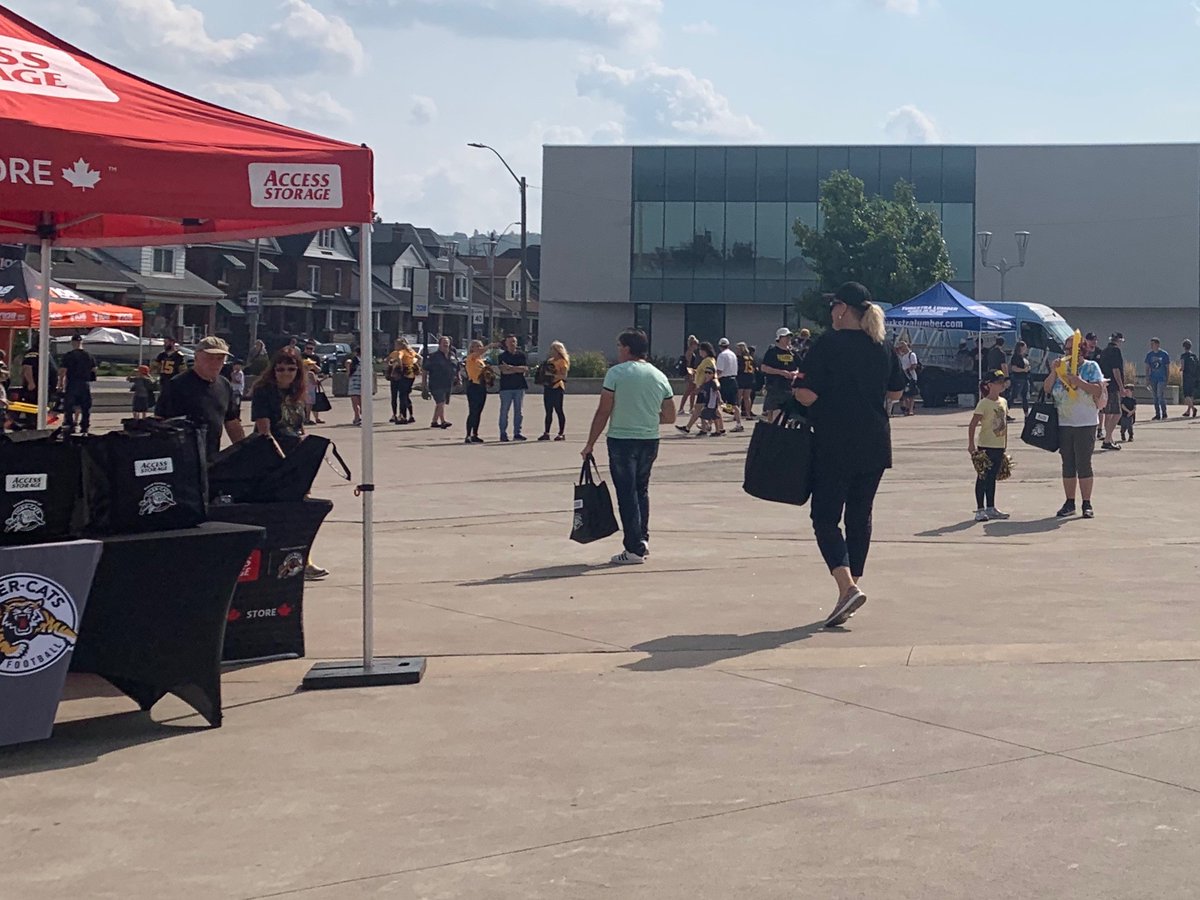 AccessStorageCA's tweet photo. Go Cats Go!
Ticats fans ...great to see you today at our Access Storage Tent! 
#hamiltontigercats #accessstorage #football #cfl #shopcanadianstorecanadian https://t.co/MYFWesgKOO