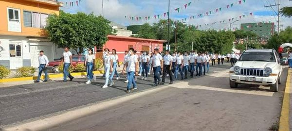#Entérate
Las escuelas de #Tecomatlán en conjunto con e #Ayto realizaron el desfile en conmemoración de los 212 años de la independencia de #México, donde estuvo el Ing. Aquiles Córdova Morán, líder nacional, la alcaldesa Araceli García y la dirigente del municipio Yolanda Reyes.