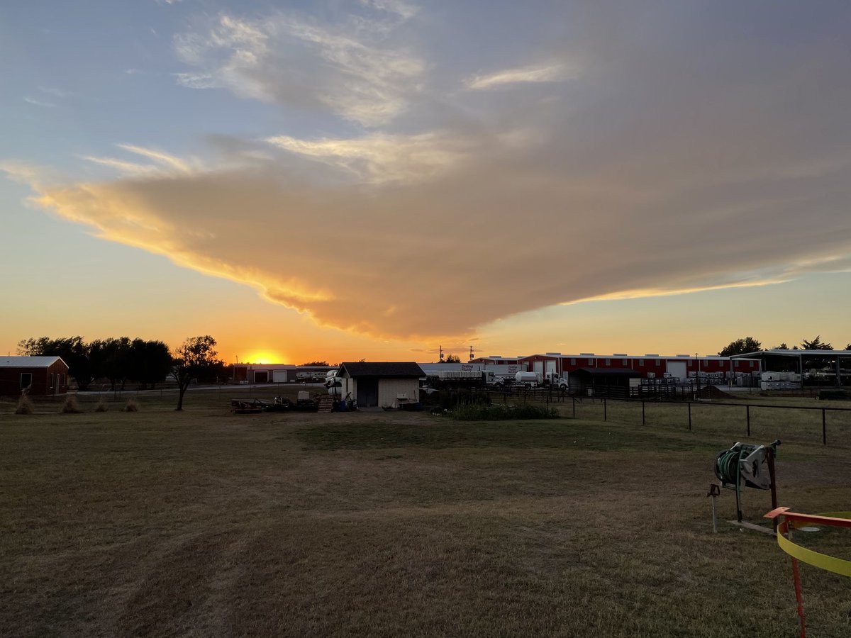 Code4Volts's tweet image. A flat cloud layer NW of Kingfisher on this Saturday evening….. ⁦@ChasingtheMeso⁩