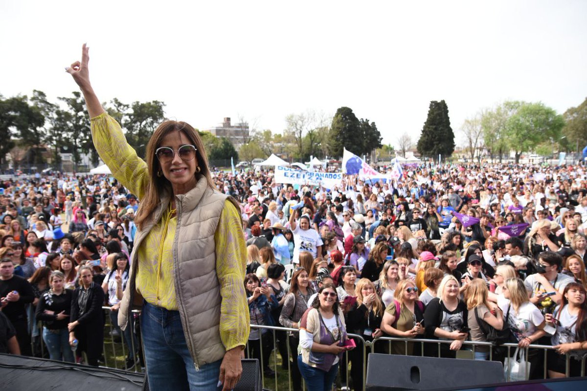 GranadosDulceOk's tweet photo. 🗣️ “Las mujeres estamos al frente, y seremos la garantía de la paz social que ésta Argentina necesita; para luchar por un país con mayor justicia social y mejores derechos para la ciudadanía" 

📍Palabras de hoy frente a 5.000 compañeras en el encuentro "La Sociedad del Cuidado" https://t.co/ZWBD6nQ1JB