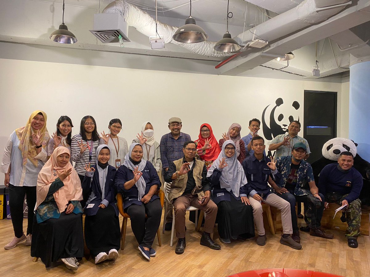 Foto bersama dengan partisipan diskusi sirkular ekonomi. Ada dari bank sampah, komunitas, asosiasi pemulung, media dll. 
#endplasticpollution