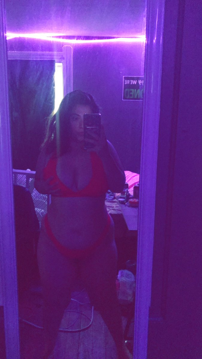 elennnaxoxo220's tweet photo. I'm so horny who wants to play ? #buyingcontent I'm doing vid calls & seesions who wants to let me make them cum? #sellingcontent #snapchatlive #livesessions ADD MY SNAP - elennnaxoxo2022 https://t.co/nJZbe7XA8n