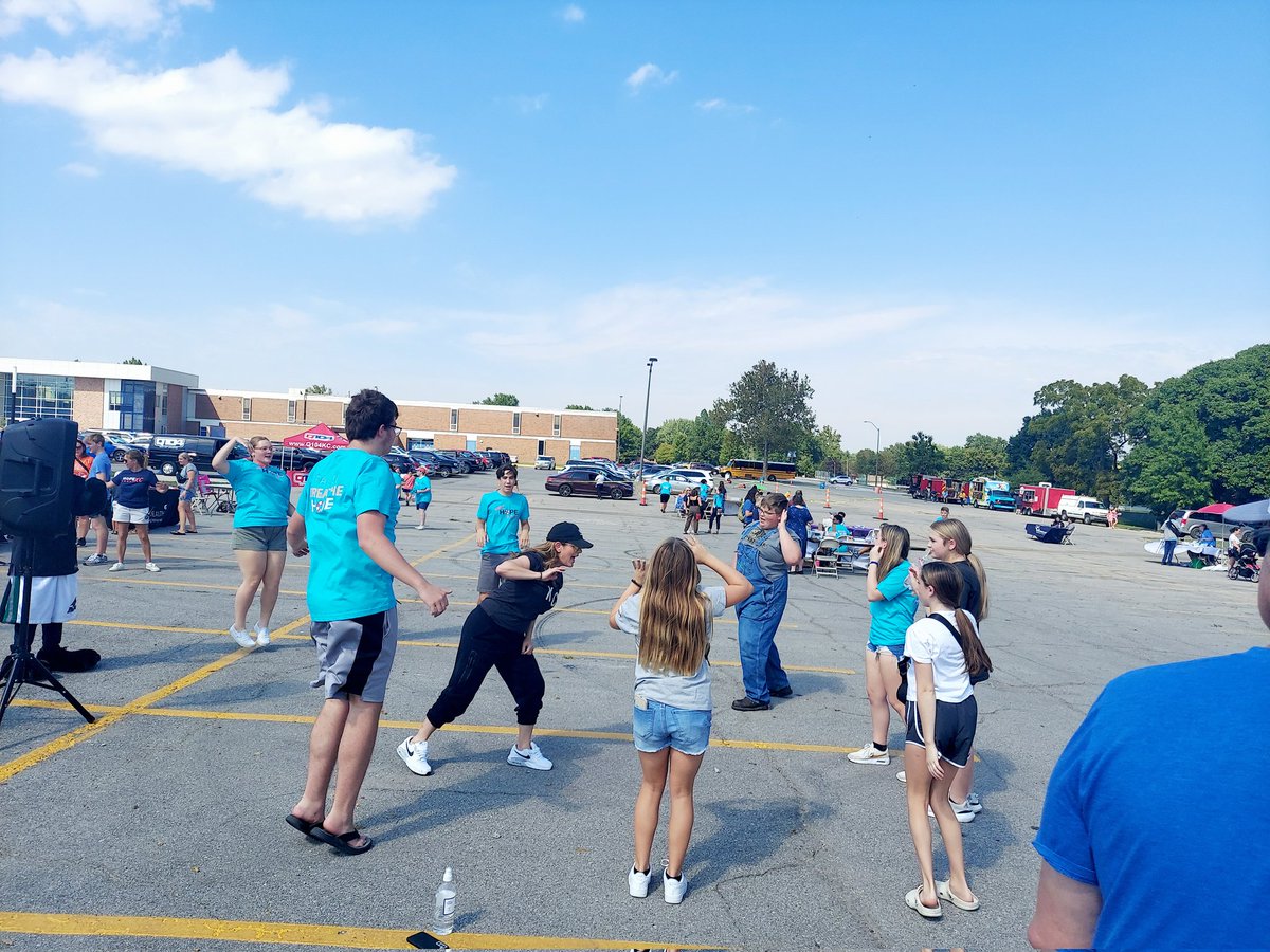 The first NKC HopeFest at Oak Park high school today! Enjoyed seeing families with fun games, activity and food! <a href="/HopeSquads/">Hope Squad</a> @TriCountyMHS #NKCSchools