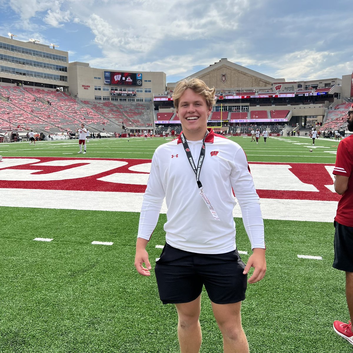 Awesome game day visit <a href="/UWBadgers/">Wisconsin Badgers</a> Thanks to <a href="/CoachKolodziej/">Ross Kolodziej</a> Had a great day at Camp Randall.