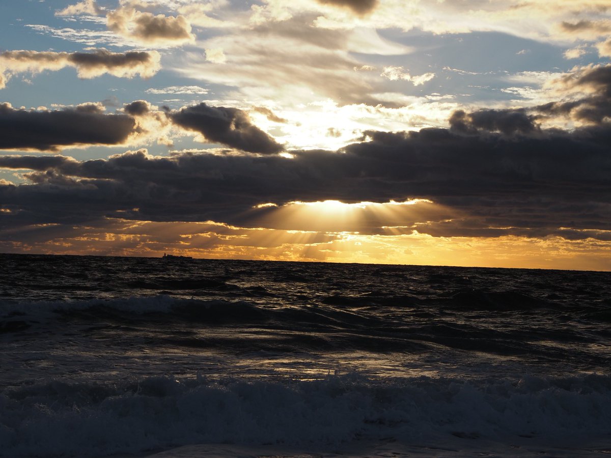 WandrdSnapper's tweet photo. What an evening drama Queen she is #Cloud #Sky #Water #Atmosphere #Afterglow #Azure #NaturalLandscape #Fluid #Dusk #CoastalAndOceanicLandforms #Sunset #Sunlight #Cumulus #Sunrise #Sun #RedSkyAtMorning #WindWave #Landscape #Horizon #Liquid https://t.co/fTo2SzaXy1