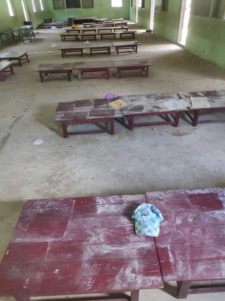 moephwintphyu's tweet photo. In Tabayin Township ,9 people including children who were studying, were killed and several others were injured by the artillery shells by the terrorist  Junta.Thousands of local residents were forced to flee.#WhatsHappeningInMyanmar 
#CivilianCasualtiesByJunta #2022Sept18Coup https://t.co/LKsfo3O97U