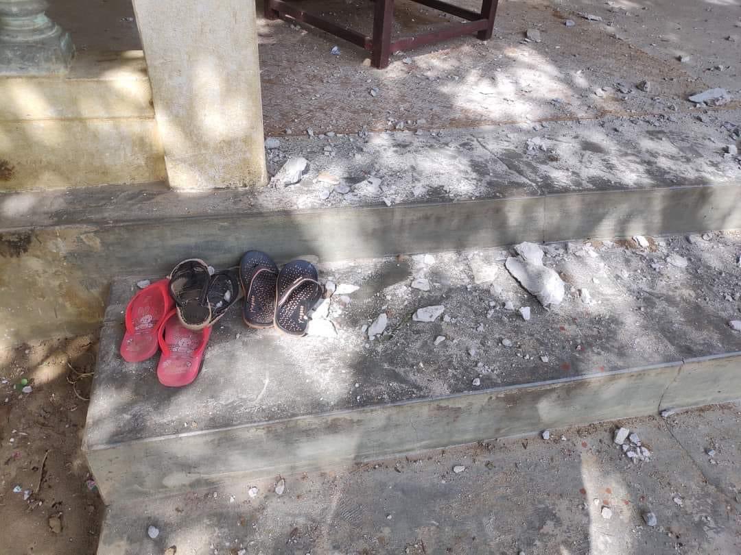 moephwintphyu's tweet photo. In Tabayin Township ,9 people including children who were studying, were killed and several others were injured by the artillery shells by the terrorist  Junta.Thousands of local residents were forced to flee.#WhatsHappeningInMyanmar 
#CivilianCasualtiesByJunta #2022Sept18Coup https://t.co/LKsfo3O97U