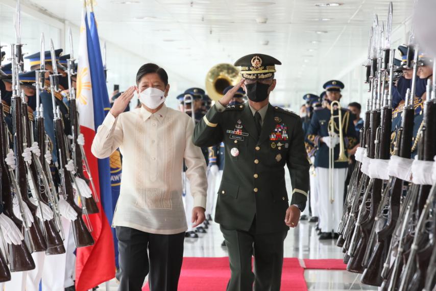 pnagovph's tweet photo. LOOK: President Ferdinand Marcos Jr., escorted by AFP chief-of-staff Gen. Bartolome Vicente Bacarro, troops the line during his departure at the NAIA Terminal 2 on Sunday morning (Sept. 18, 2022) to attend the 77th Session of the UN General Assembly in New York. | 📷Avito Dalan https://t.co/zGubxAGAUG