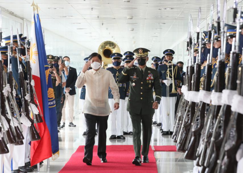 pnagovph's tweet photo. LOOK: President Ferdinand Marcos Jr., escorted by AFP chief-of-staff Gen. Bartolome Vicente Bacarro, troops the line during his departure at the NAIA Terminal 2 on Sunday morning (Sept. 18, 2022) to attend the 77th Session of the UN General Assembly in New York. | 📷Avito Dalan https://t.co/zGubxAGAUG