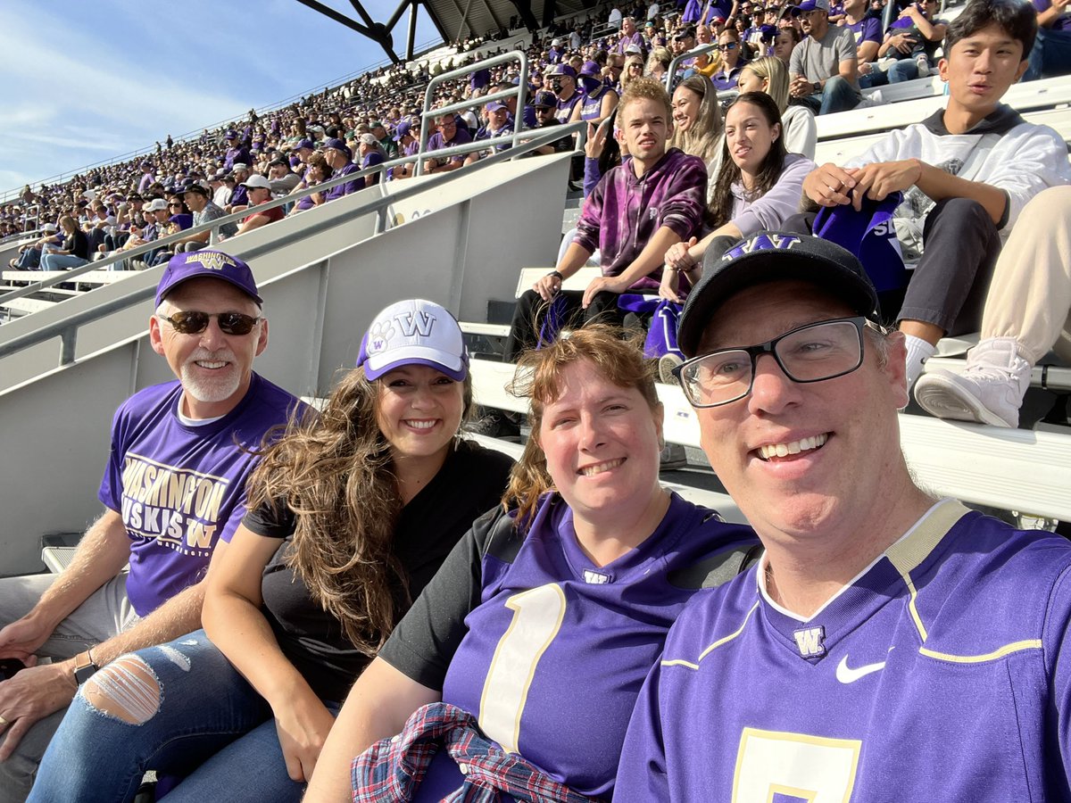 danieldwarren's tweet photo. The best setting for football and family. #GoHuskies #PurpleReign https://t.co/HjGcyUC3Jp
