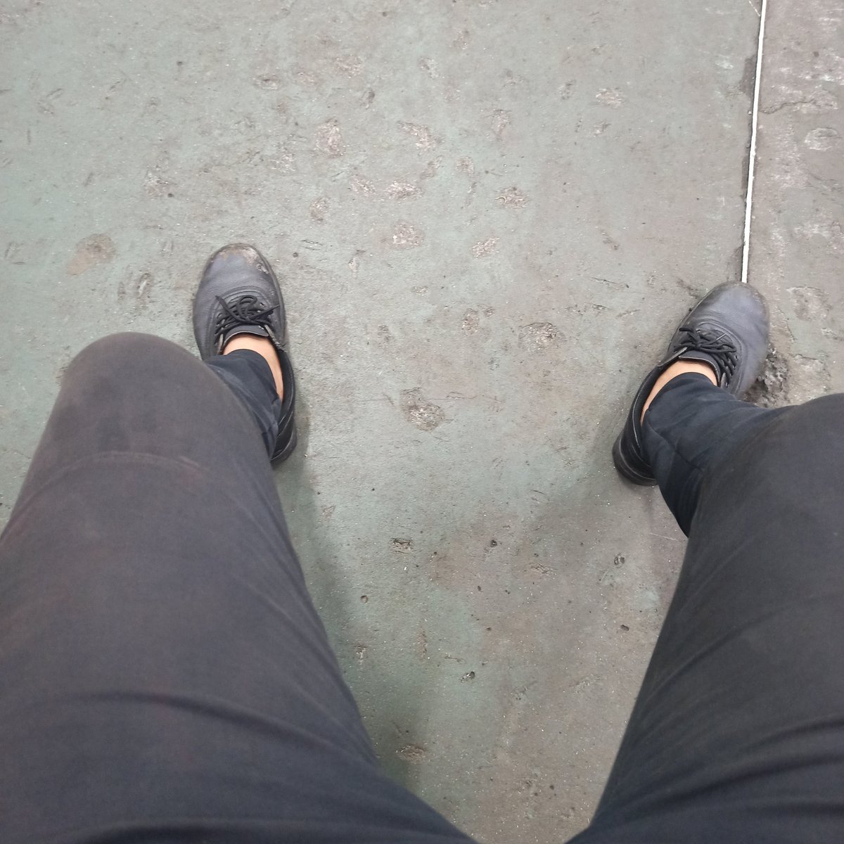 kai121999's tweet photo. Muốn ngồi lên đùi hay ngồi lên giữa 
Ngồi lên giữa hổng chân ráng chịu nha 😁😁 https://t.co/IbyB2StmPF