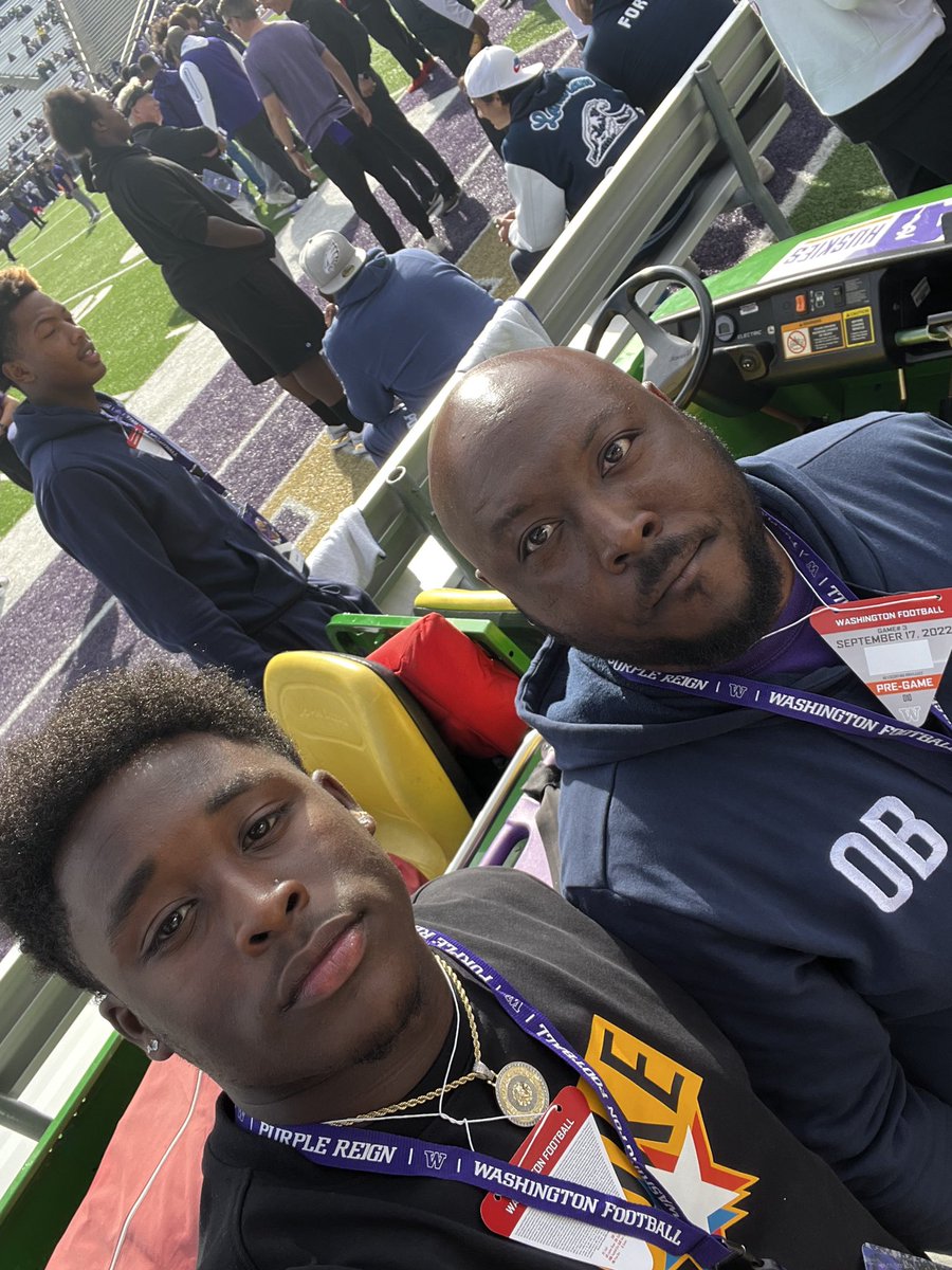 CoachTTui's tweet photo. Great day for my man, @CartezWilliam5 ! You deserve it kid! Over 500yds rushing and 5 Td’s in 3 games! Cmon @UW_Football what are you waiting for?? #BlueThunderFootball https://t.co/7Oe4VFy0vN