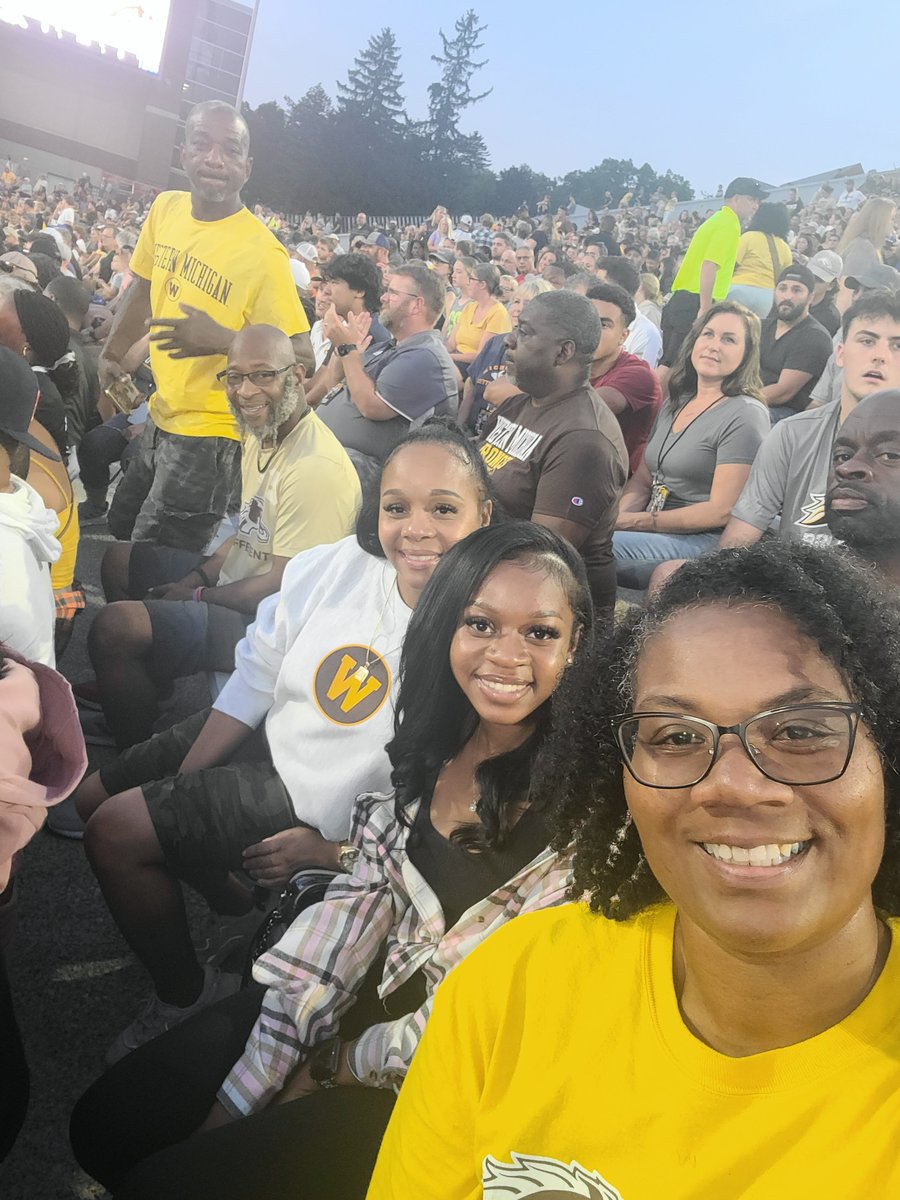 TanyaMack16's tweet photo. #BroncosReign 
WMU vs Pitt Lets Go Broncos https://t.co/dCD5BX9TnM
